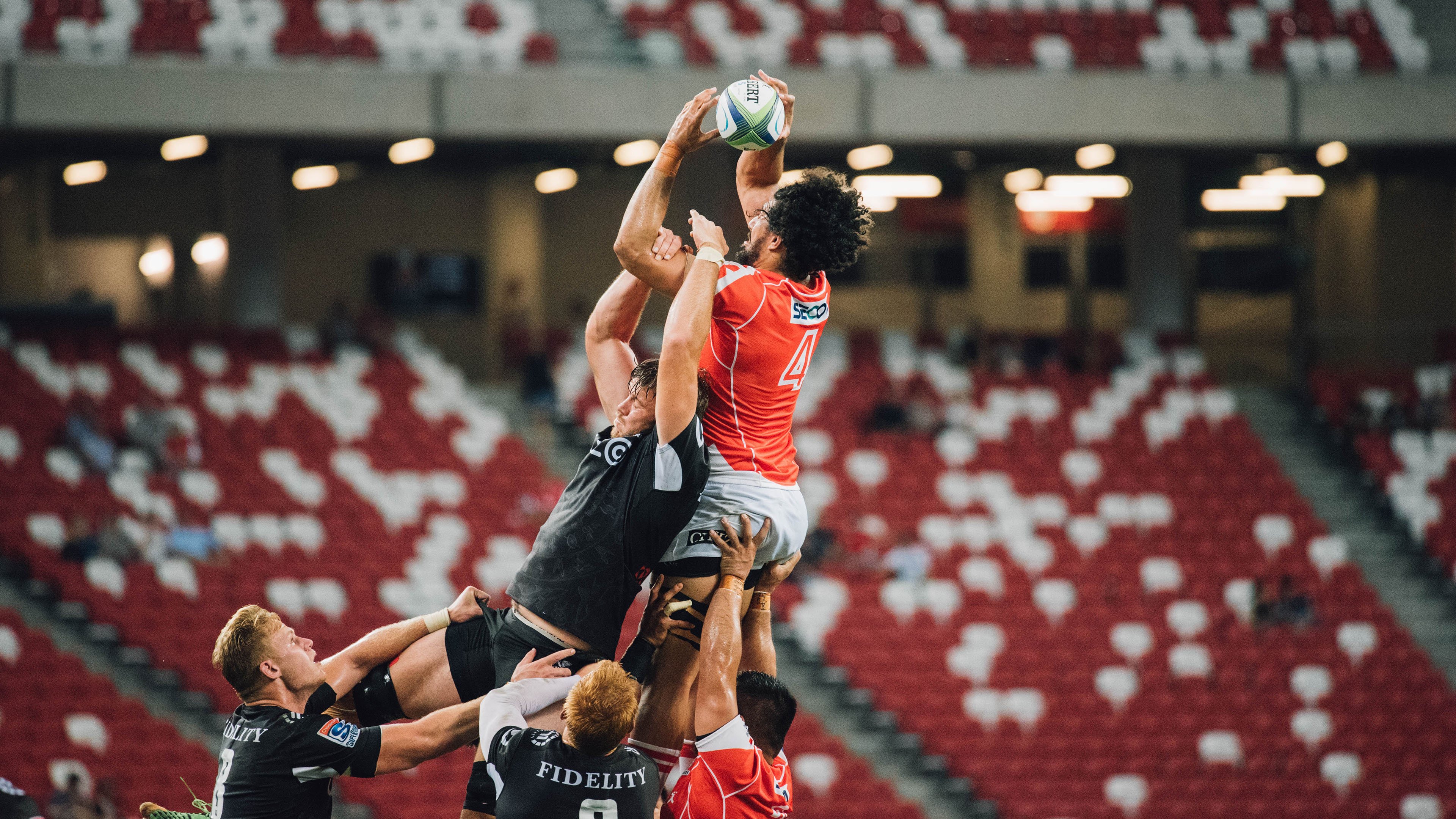 开云体育h5-意甲全场飞踹：激烈的身体对抗瞬间，意甲那只队踢得好看